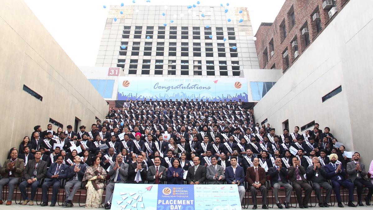 प्लेसमेंट डे पर LPU के छात्र, फैकल्टी और यूनिवर्सिटी मैनेजमेंट