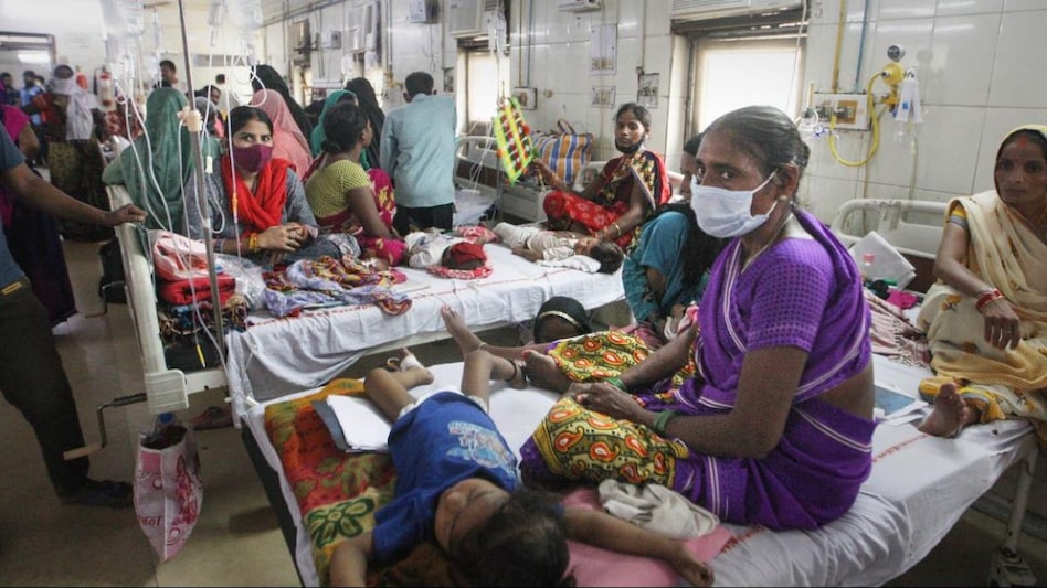 कहीं अस्पताल फुल, कहीं सड़कों के किनारे इलाज, वायरल के वायरस से UP-MP बिहार में हाहाकार - Viral fever dengue childen adult sick up mp bihar bukhar ntc - AajTak