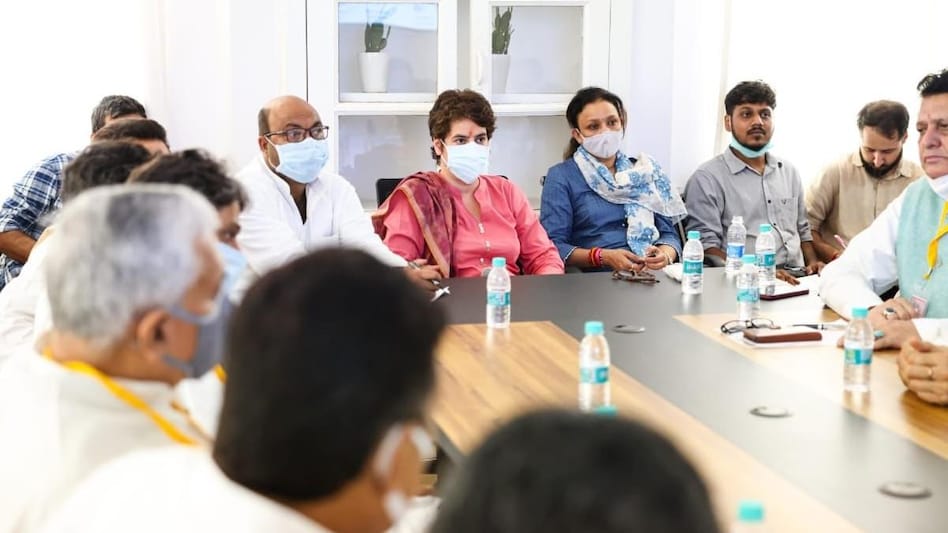 उप्र कांग्रेस के दफ्तर में पदाधिकारियों के साथ बैठक करती प्रियंका गांधी उप्र कांग्रेस के दफ्तर में पदाधिकारियों के साथ बैठक करती प्रियंका गांधी