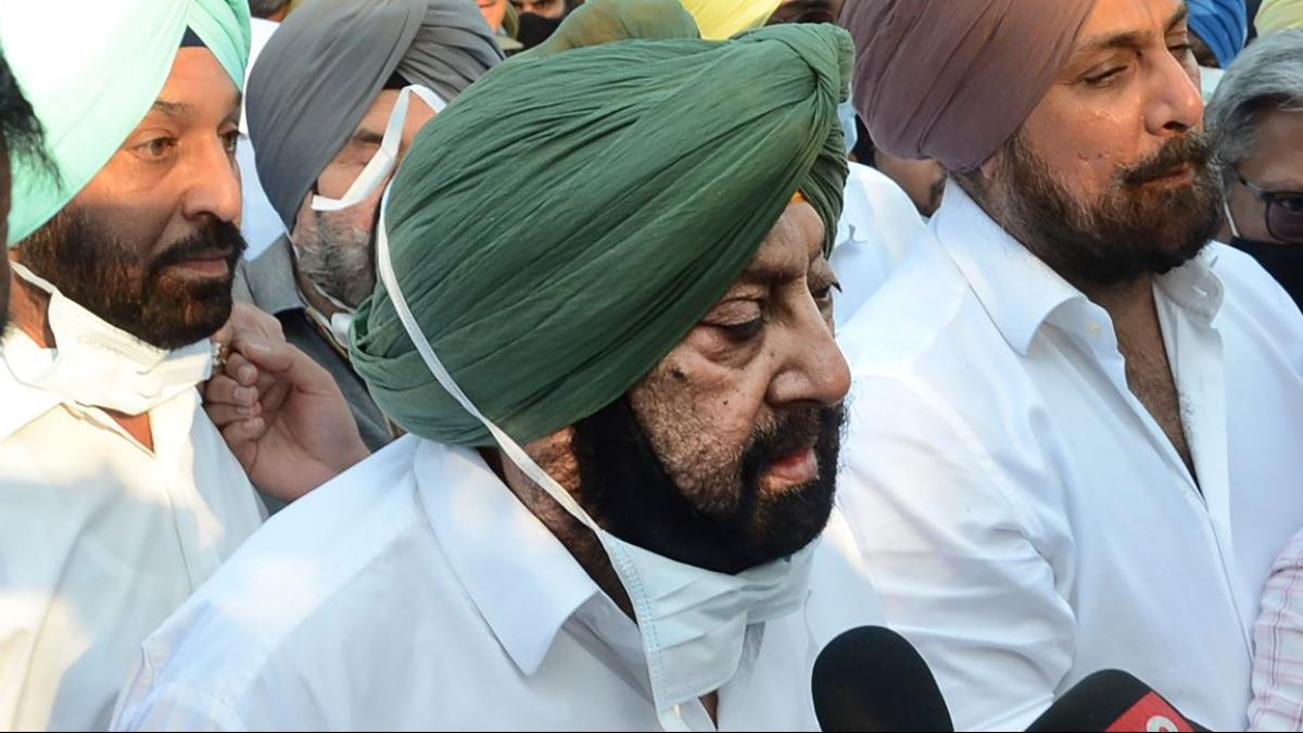 कैप्टन अमरिंदर को मनाने की कोशिश (फोटो- पीटीआई)