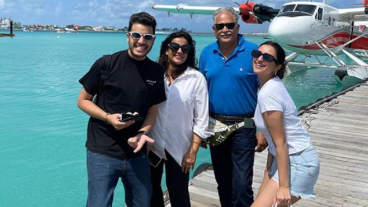 पर‍िणीति चोपड़ा फैमिली के साथ 