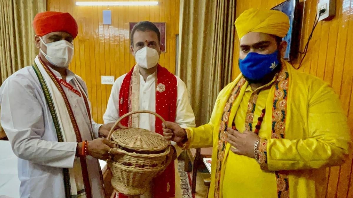 राहुल गांधी ने पुजारियों से लिया आशीर्वाद 