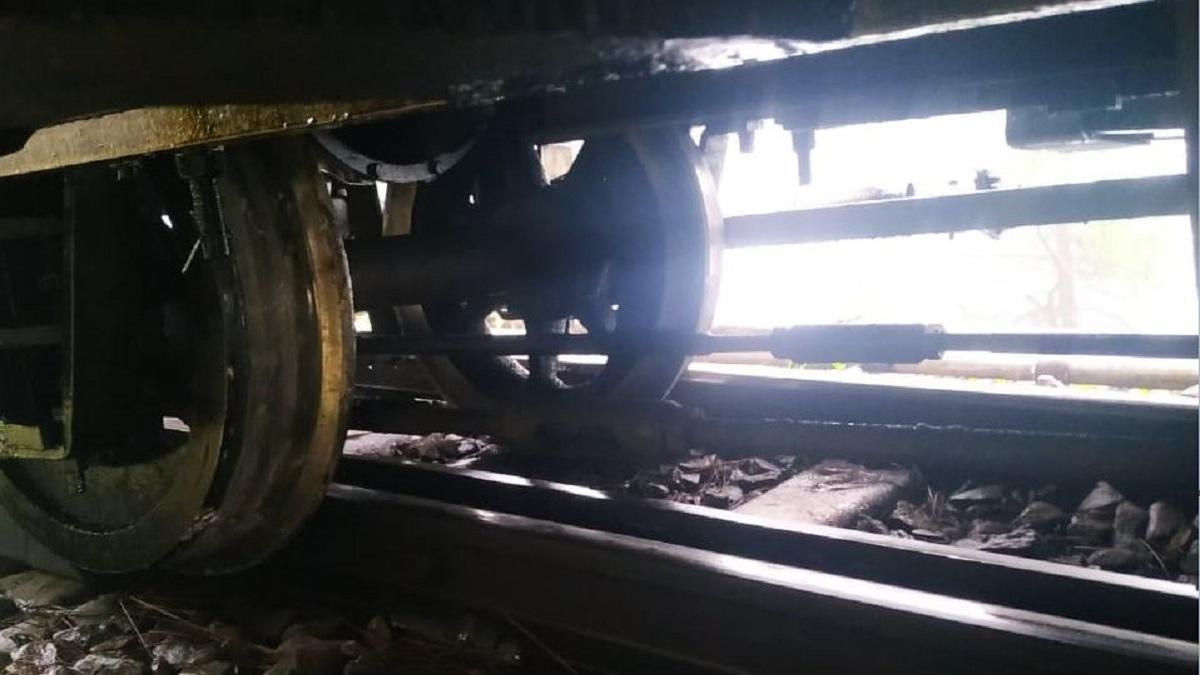 कालका-शिमला रूट पर ट्रेनकार डिरेल (फोटो- आजतक)