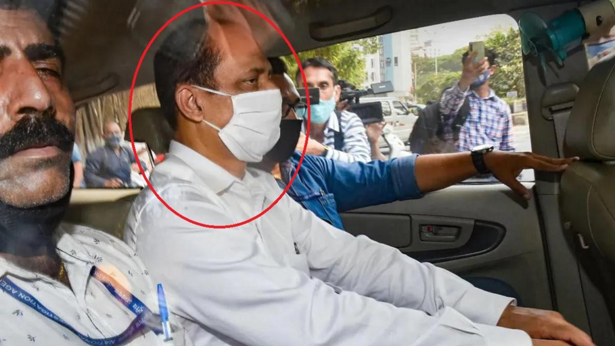 पूर्व एपीआई सचिन वाज़े पर आरोप है कि उसी ने ये पूरी साजिश रची थी