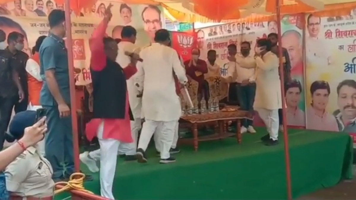 मंच से गिरे बीजेपी नेता