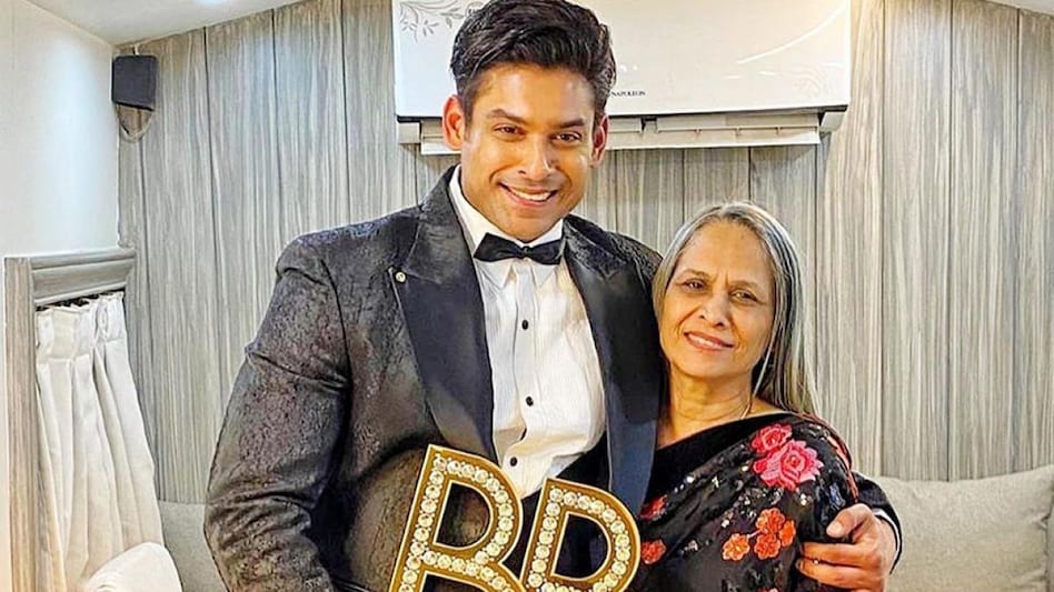Sidharth Shukla à¤à¤¾ à¤à¤à¤¿à¤°à¥ वà¥à¤¡à¤¿à¤¯à¥ वायरल, माठसà¤à¤ à¤à¤ थॠनà¤à¤° - Sidharth Shukla last video spotted at airport with his mother viral tmov - AajTak