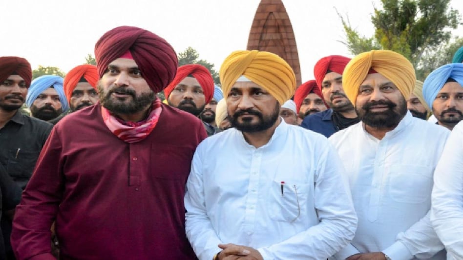 सीएम चरणजीत सिंह चन्नी के साथ नवजोत सिंह सिद्धू (फाइल फोटो) सीएम चरणजीत सिंह चन्नी के साथ नवजोत सिंह सिद्धू (फाइल फोटो)