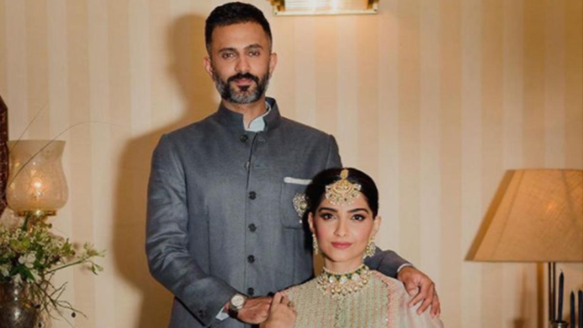18 लाख के सोफे पर सोनम कपूर ने करवाया फोटोशूट, पति आनंद आहूजा ने ऐसे किया रिएक्ट