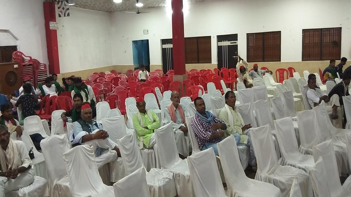 SP के प्रबुद्ध सम्मेलन में नहीं पहुंचे लोग