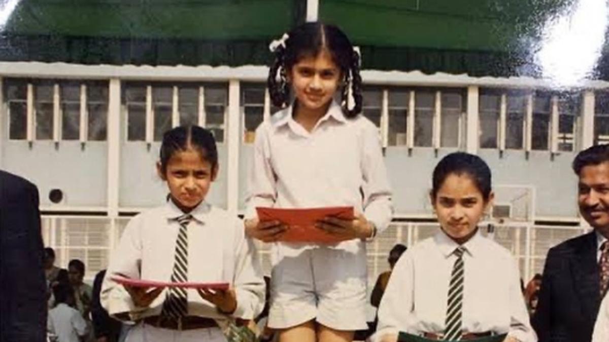 तापसी पन्नू (बीच में) थ्रोबैक फोटो 