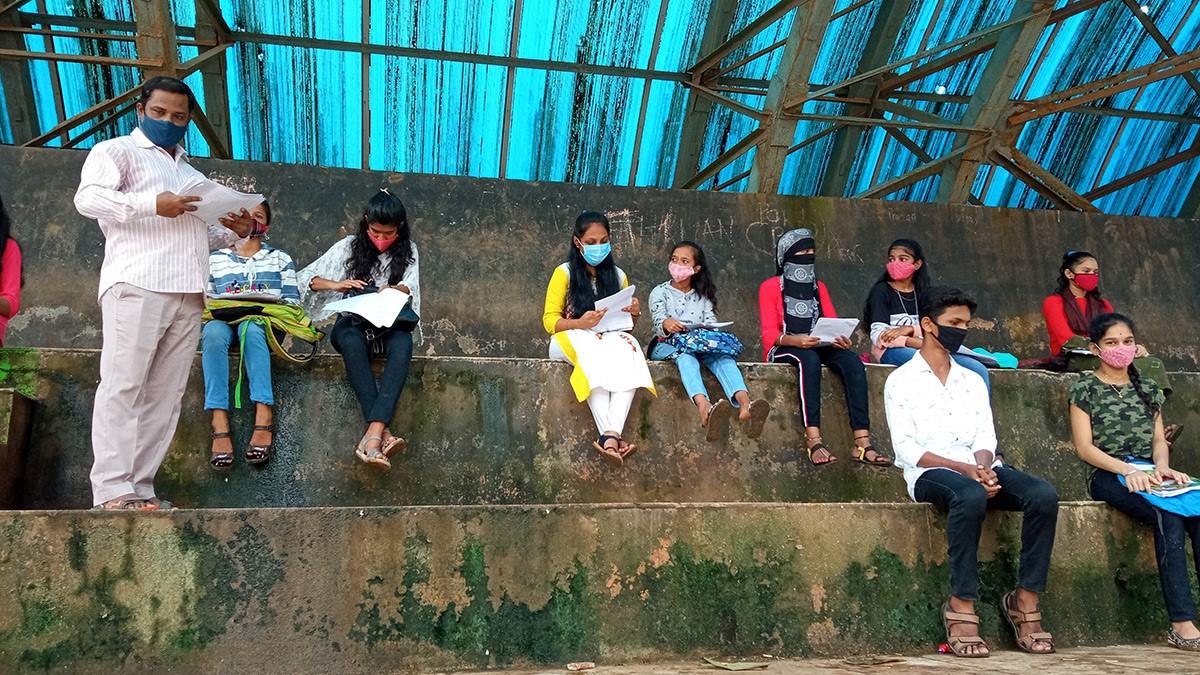 कोरोना काल में स्कूल बंद, झुग्ग‍ियों के बच्चों को ऐसे पढ़ा रहे BMC के टीचर