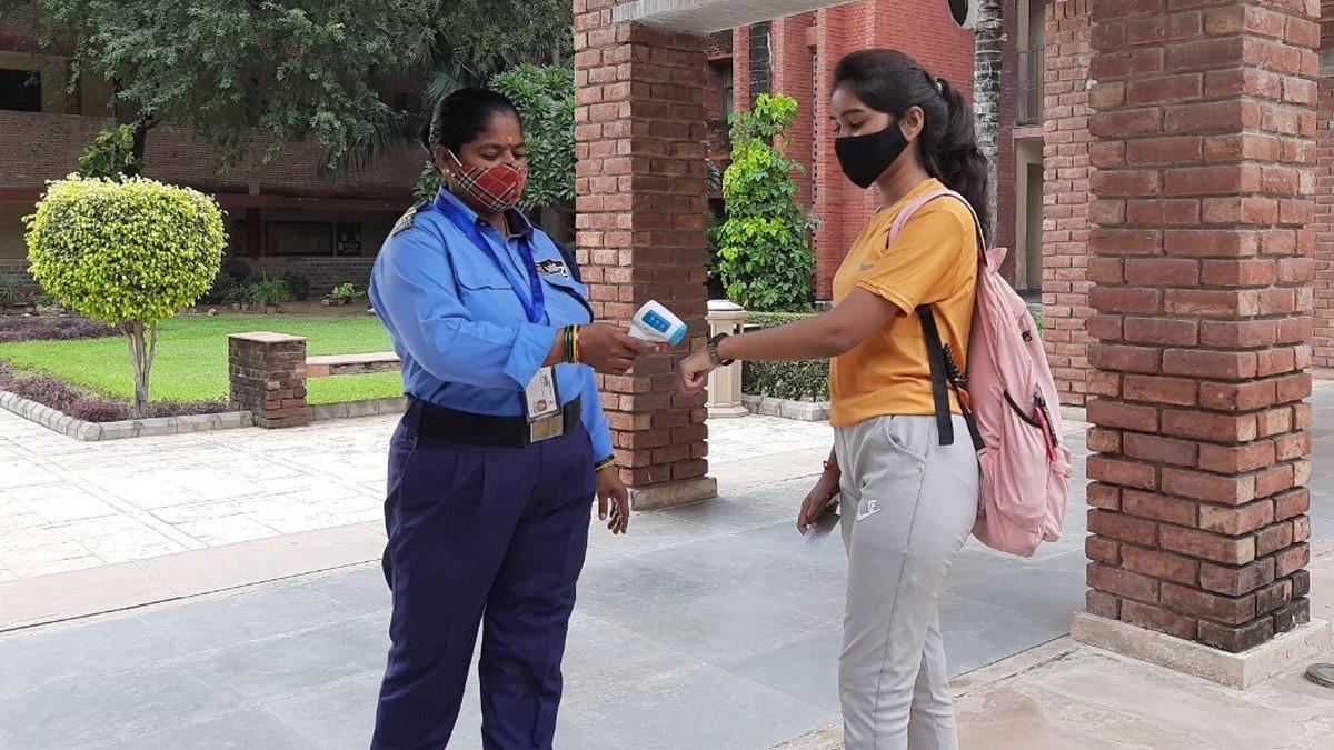 DU Reopen First Day (Photo: aajtak.in)