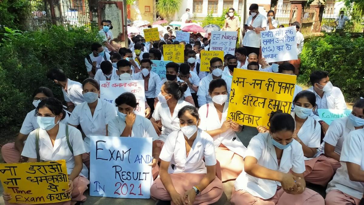 धरने पर बैठे बीएचयू के छात्र (aajtak.in)