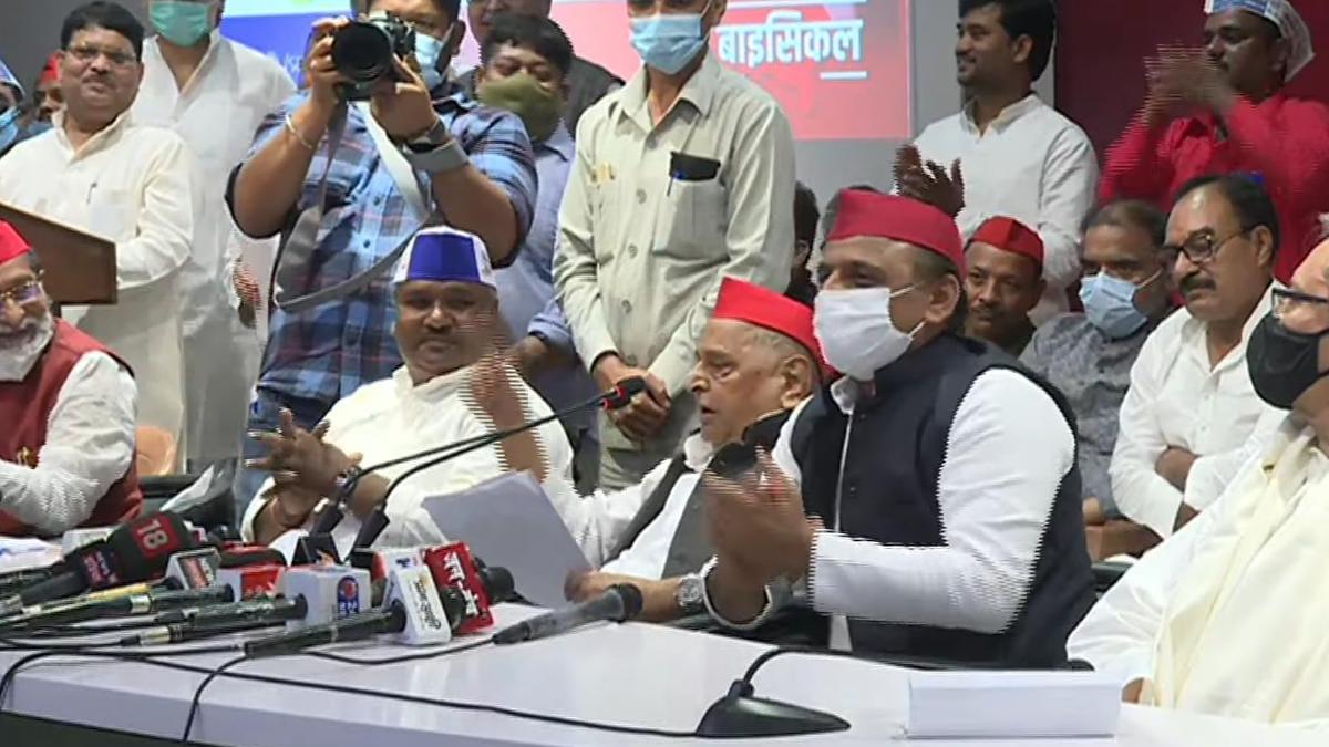 अखिलेश ने अपनी कुर्सी पर बैठाया. 