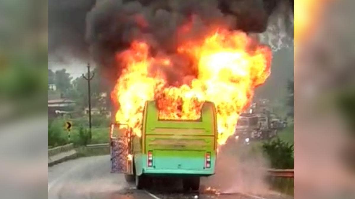 झारखंड में बड़ा हादसा, बस और कार में सीधी टक्कर, 5 लोगों की जिंदा जलकर मौत - jharkhand road accident ramgarh bus car fire death ntc - AajTak
