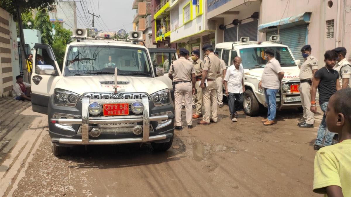 जिम ट्रेनर ने पुलिस को दिए बयान में जेडीयू नेता और उनकी पत्नी का नाम लिया है.