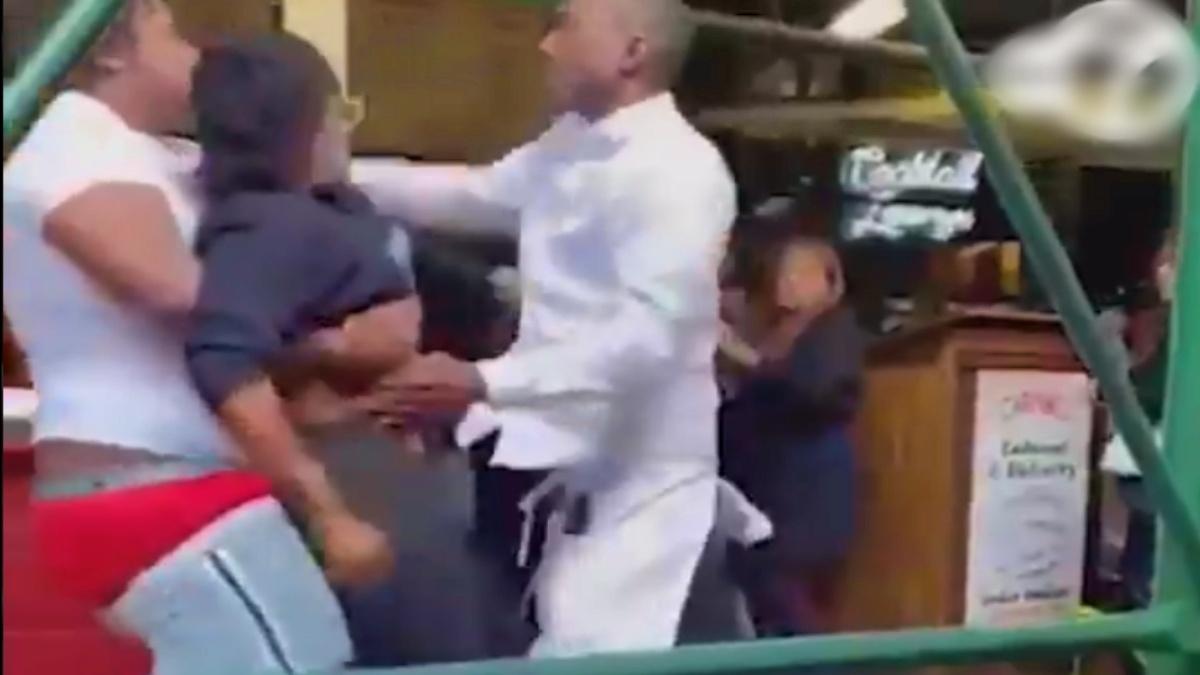 होटल में वैक्सीन प्रूफ मांगने पर लड़ाई (फ़ोटो- @ABC7NY)