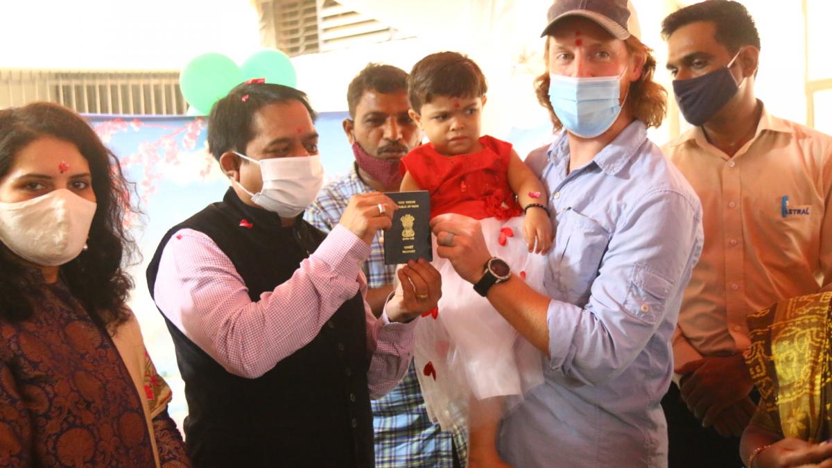 कचरे के बक्से में फेंक दी गई थी ये बच्ची, अब अमेरिका में पलेगी!