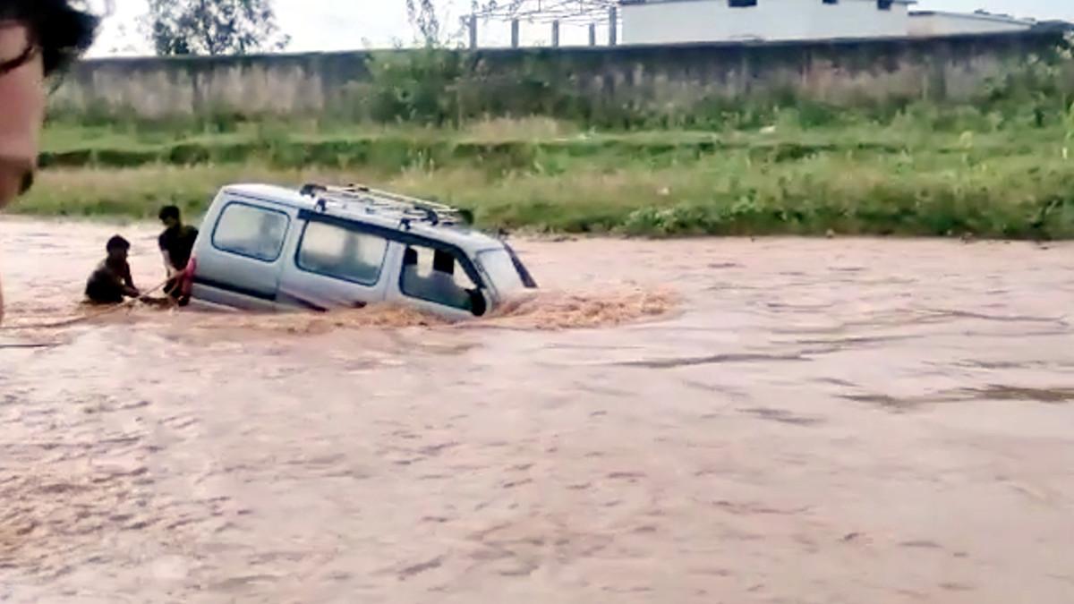 नदी में वैन धो रहा था व्यापारी, अचानक आ गई बाढ़ तो बहने लगी गाड़ी, और फिर...