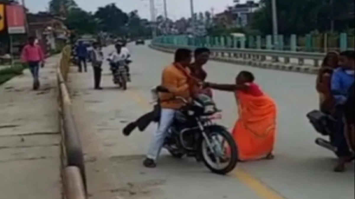 बाराबंकीः BJP नेता पर नौकरी के लिए रिश्वत लेने का आरोप, महिला ने सरेराह पकड़ा गिरेबान