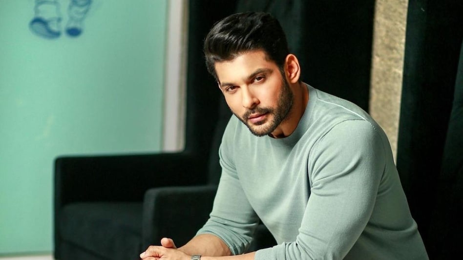 Sidharth Shukla की मौत से टीवी इंडस्ट्री स्तब्ध, फूट-फूट कर रोईं सना खान - sidharth shukla death heart attack sana khan reaction tmov - AajTak