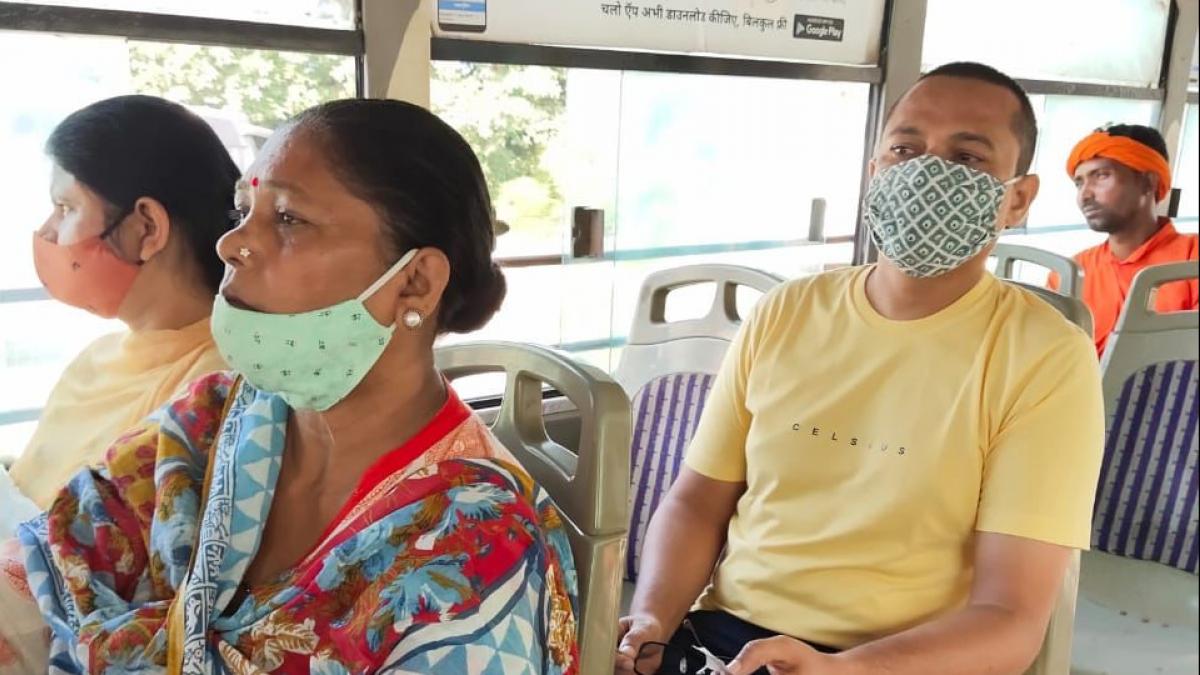 कानपुर कमिश्नर का सरप्राइज चेक (पीली शर्ट वाले हैं कमिश्नर)