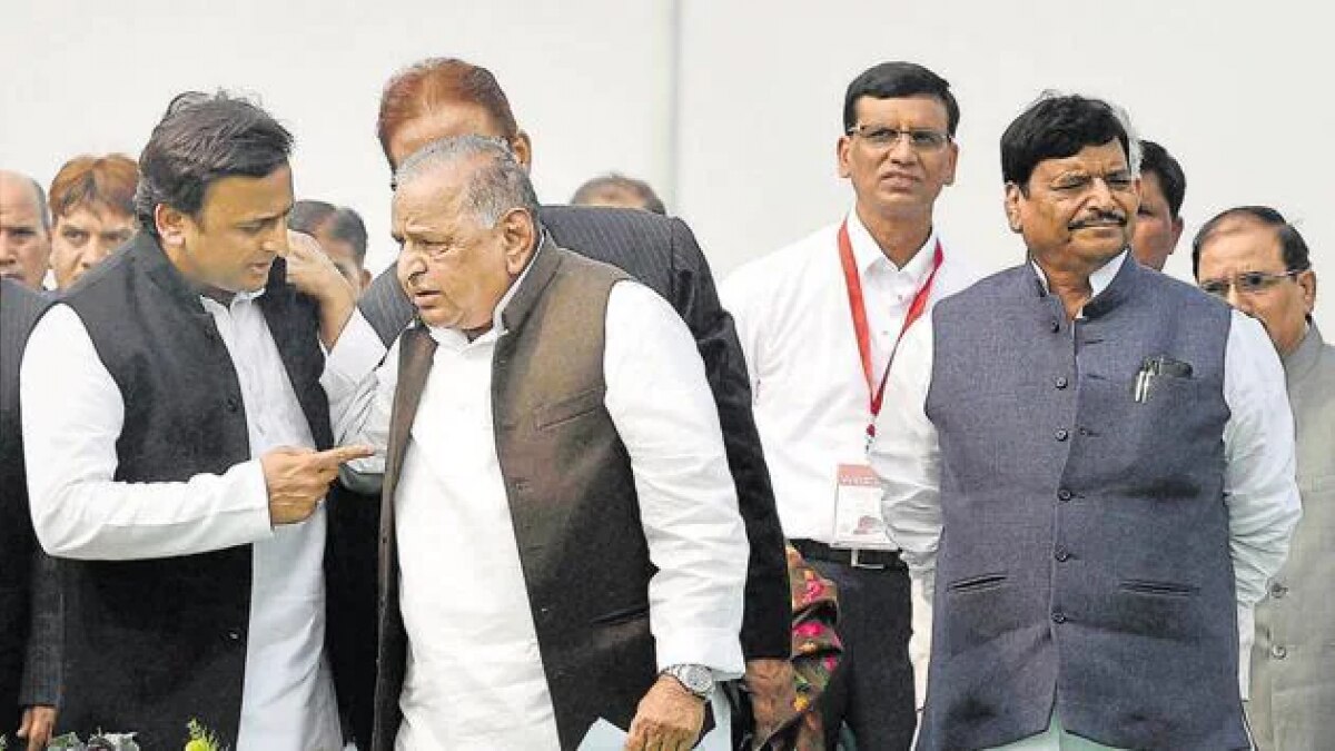 मुलायम सिंह यादव और अखिलेश यादव के साथ शिवपाल सिंह यादव (फाइल फोटो-PTI)