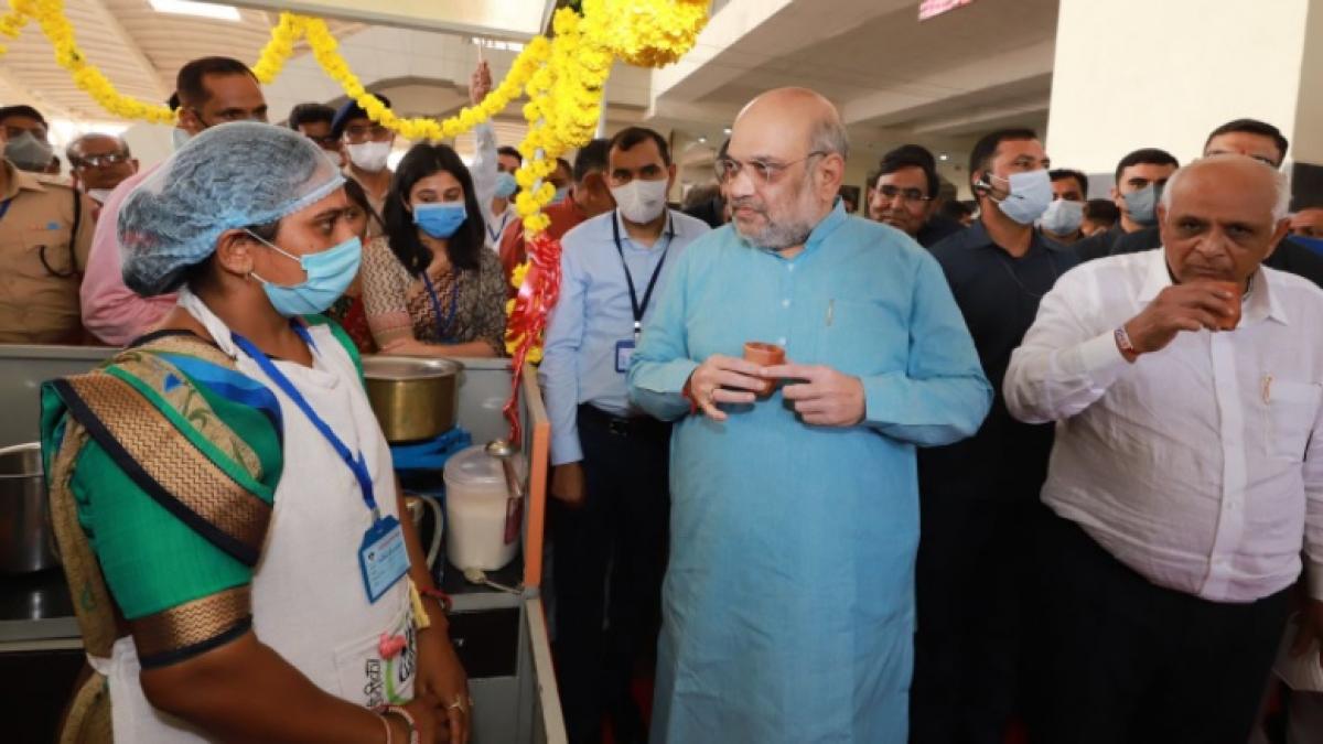 स्पेशल टी स्टॉल की शुरुआत करते केंद्रीय गृह मंत्री अमित शाह