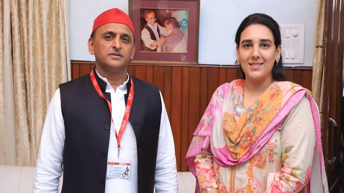 अखिलेश यादव और आजम खान की पुत्रवधू सिदरा अदीब 