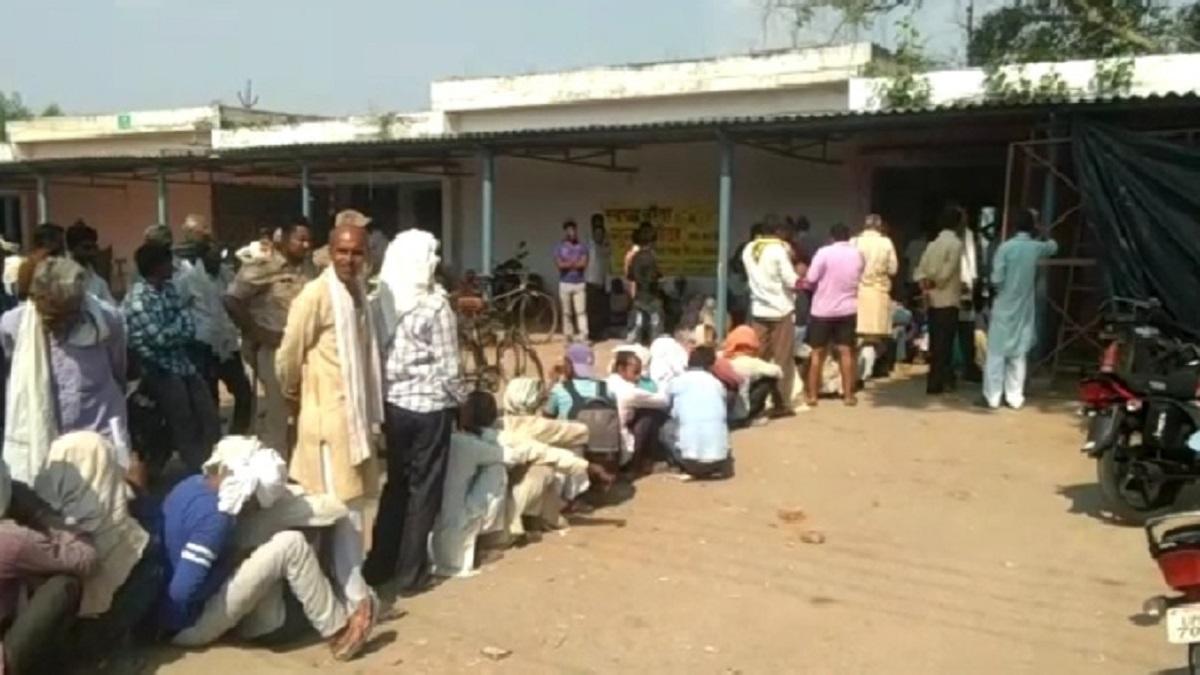 बांदा में किसान खाद न मिलने से हैं परेशान 