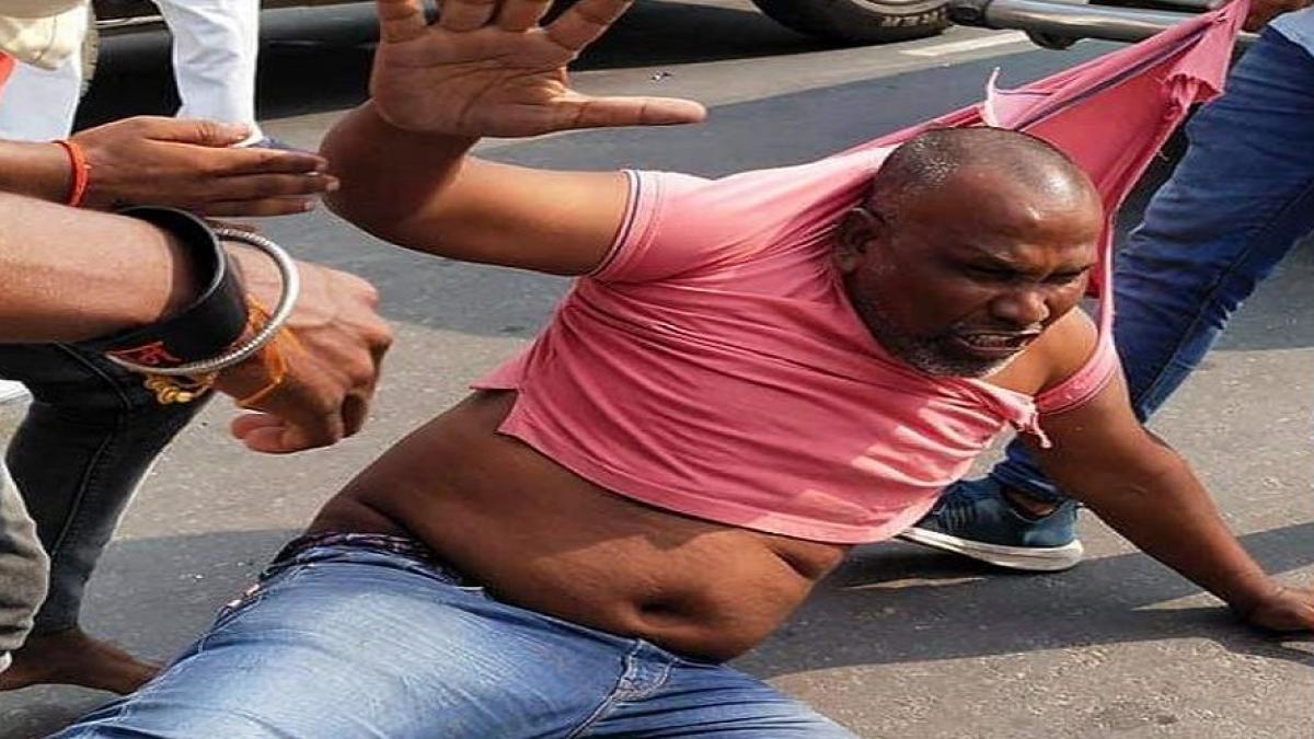 संजय निषाद का विरोध करने पर पिटाई (फोटो- आजतक)