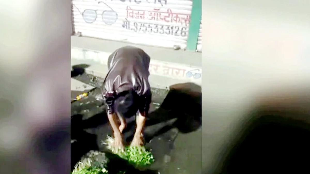 नाले के पानी में धन‍िया धोता सब्जी व‍िक्रेता. 