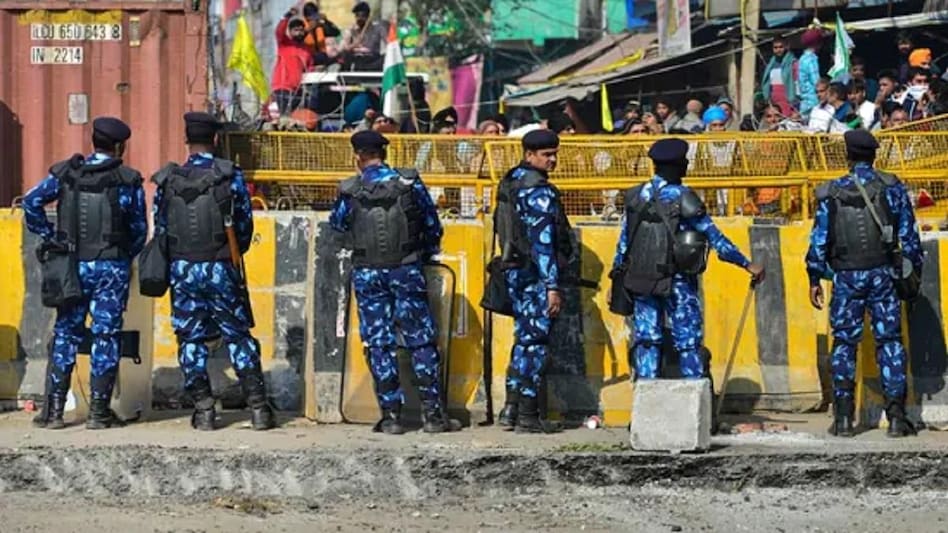 सिंघु बॉर्डर पर आंदोलनकारियों के मंच के पास लटका मिला युवक का शव, हाथ काटकर शव बैरिकेड से लटकाया - Singhu Border Youth brutally murdered farmers protest delhi NTC - AajTak