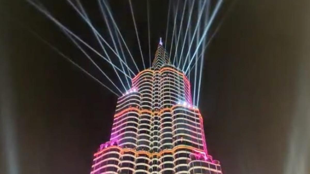 कोलकाता में बुर्ज खलीफा के रूप में तैयार किया गया पंडाल