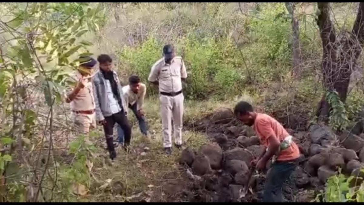 पुलिस ने शव को बरामद किया