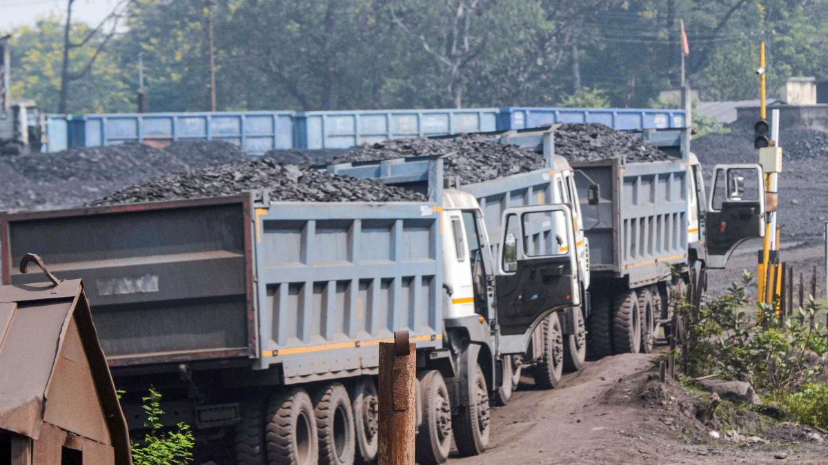 कोयले की मांग बढ़ गई है. (फाइल फोटो-PTI)
