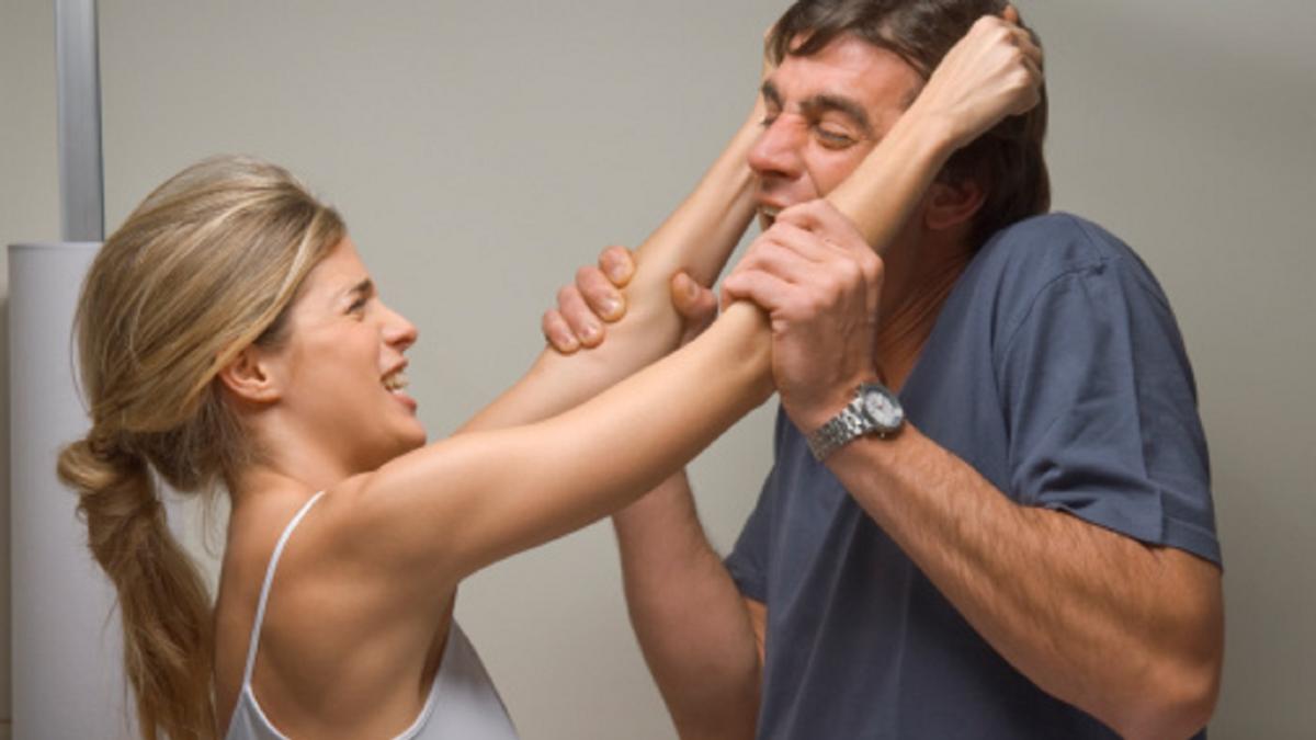 जेल में डाल दो, पत्नी संग घर में अब नहीं रह सकता, पुलिस से बोला शख्स