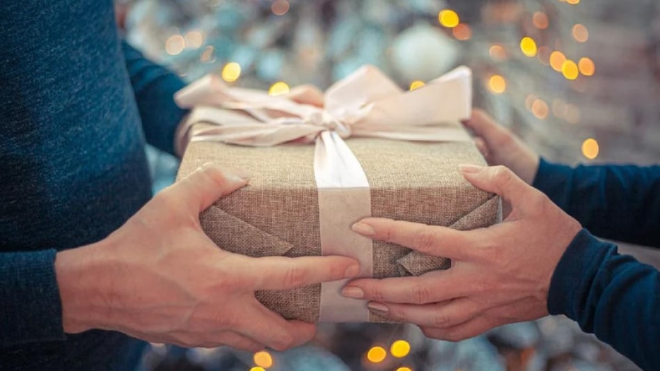 Gift ideas for diwali: दिवाली पर अपनों को दें खास तोहफे, बेहतरीन हैं ये गिफ्ट आइडिया - diwali 2021 unique gift ideas for diwali hampers orporate family friends tlif - AajTak