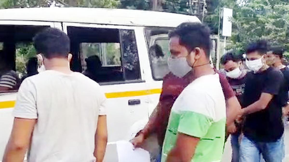 पुल‍िस ग‍िरफ्त में आरोपी. 