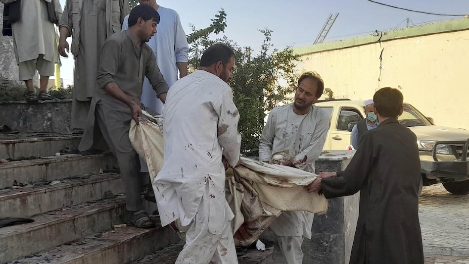 मस्जिद से घायलों को बाहर ले जाते लोग (फोटो- पीटीआई)