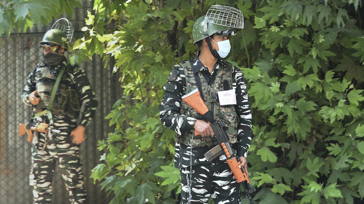 घाटी में सेना का आतंकियों के खिलाफ ऑपरेशन जारी है. (फाइल फोटो-PTI)