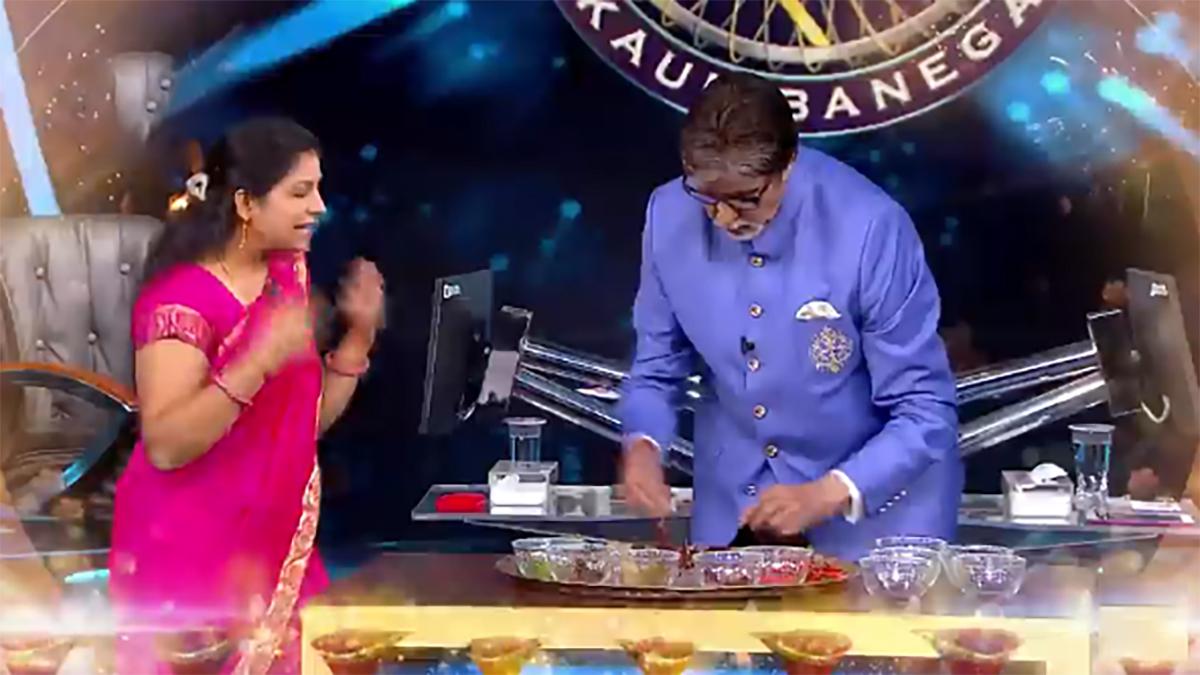 अमिताभ बच्चन कंटेस्टेंट के साथ गेम खेलते हुए 