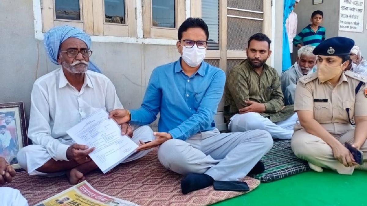 अधिकारियों ने घर पहुंच कर सौंपा नियुक्ति पत्र