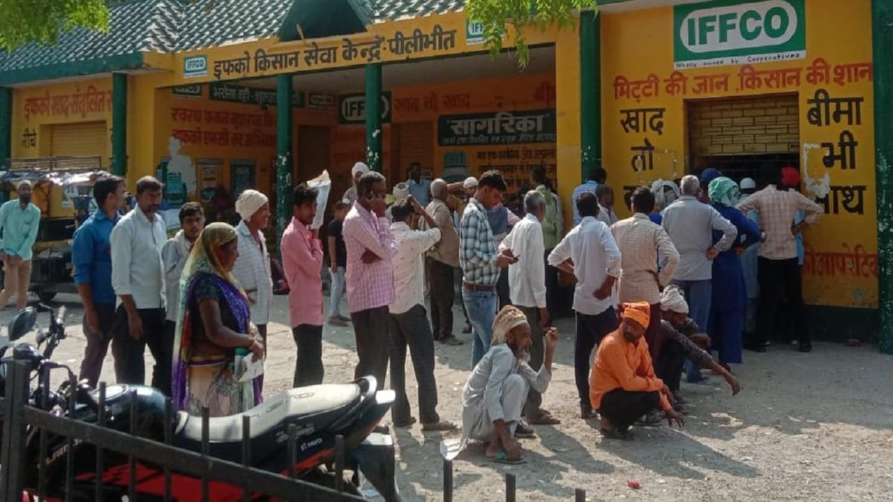 खाद के लिए हाहाकार! सड़कों पर उतरे किसान खाद के लिए हाहाकार! सड़कों पर उतरे किसान