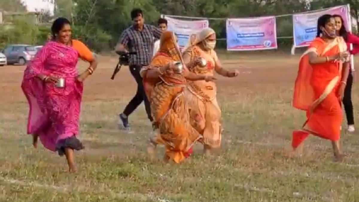 बहुओं को खुले में शौच से रोकने के मकसद से लोटा लेकर दौड़ीं सास.