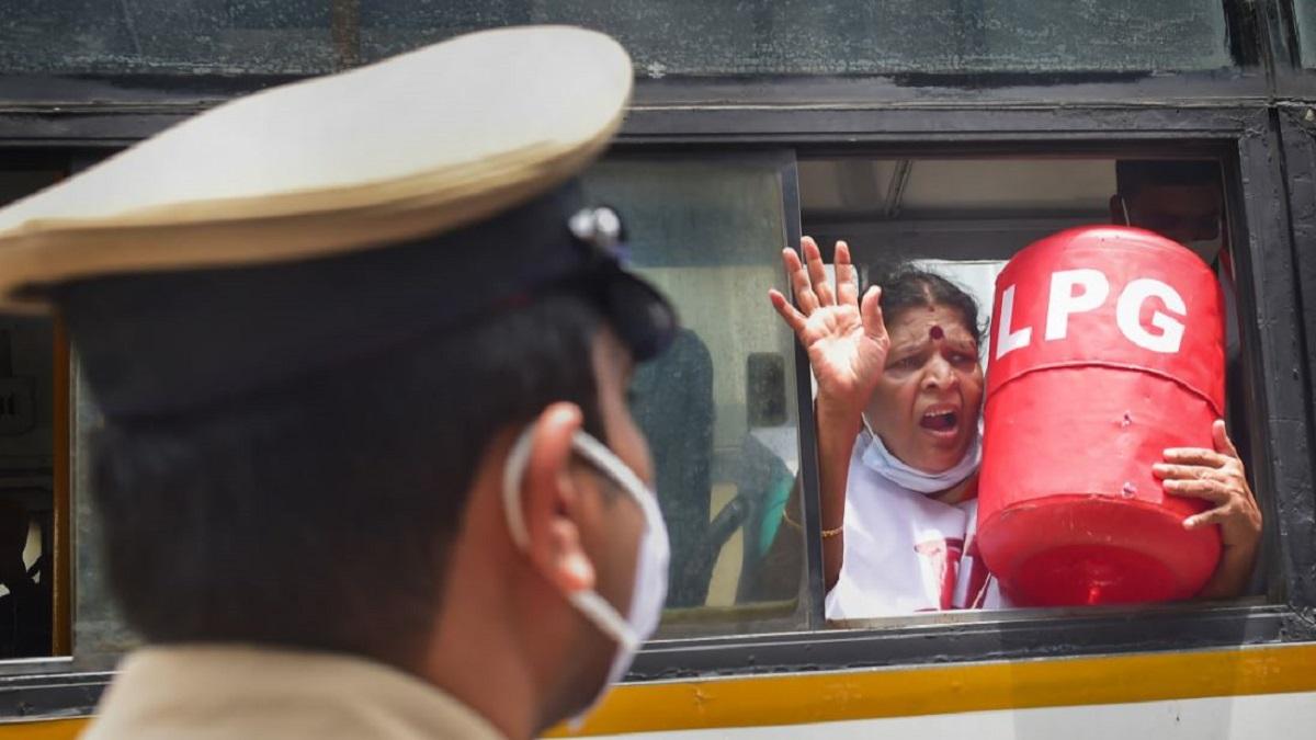 रसोई गैस के दाम 7 साल में डबल हो गए (पीटीआई)