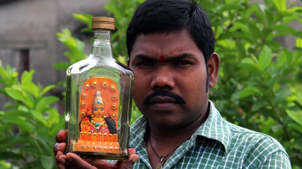 ओडिशा : मिनिएचर आर्टिस्ट राव ने बोतल में बनाई इको-फ्रेंडली मां दुर्गा की प्रतिमा