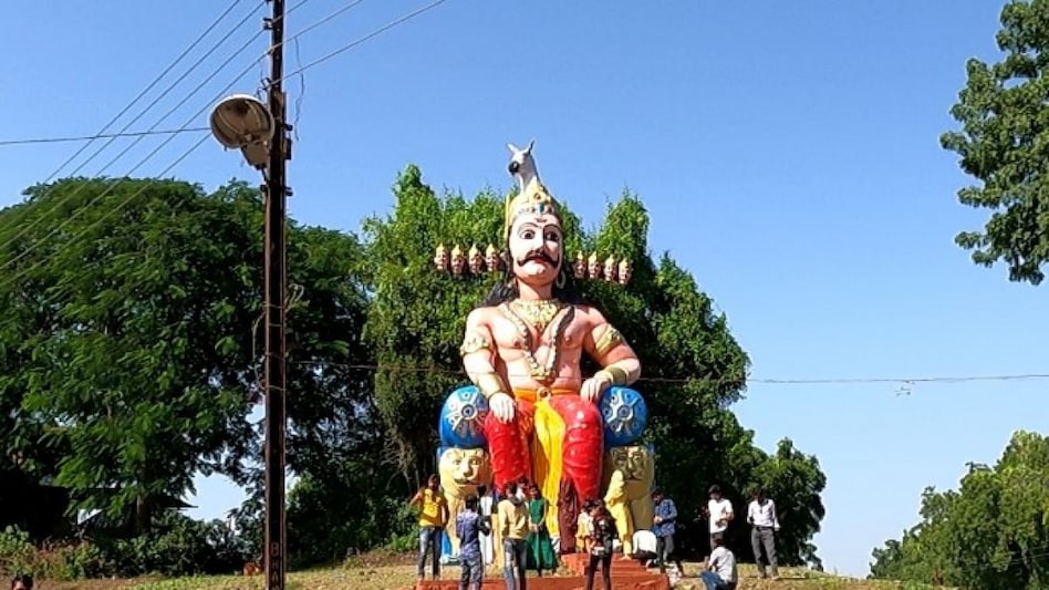 स्थापित है रावण की प्रतिमा