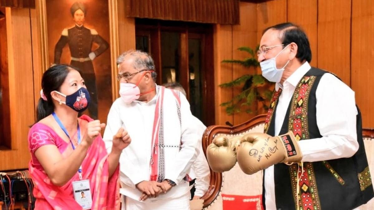 मैरीकॉम ने उपराष्ट्रपति को दिया गिफ्ट