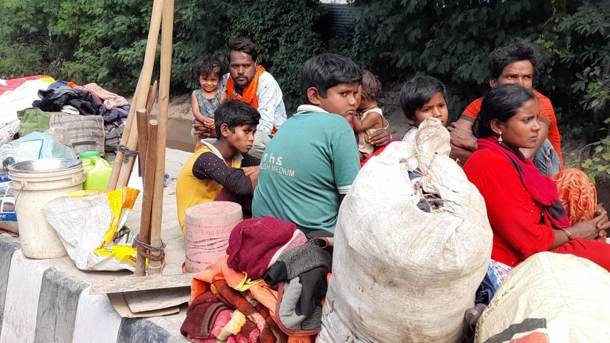 'वापस कभी कश्मीर नहीं आएंगे', आतंकी हमलों से डरे प्रवासी मजदूर, घर लौटने को जम्मू स्टेशन पर हुए जमा